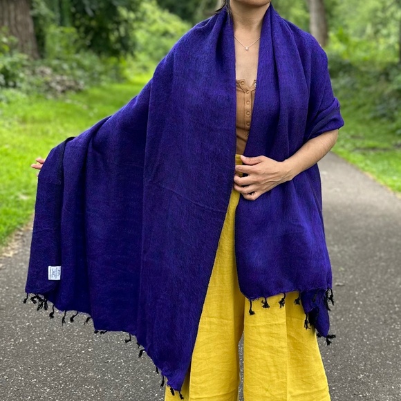 Himalayan yak wool shawl/wrap/scarf/blanket handmade in Nepal. Warm Soft Light. - Picture 2 of 9